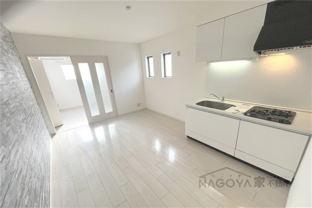 ソリッド春岡 リビング