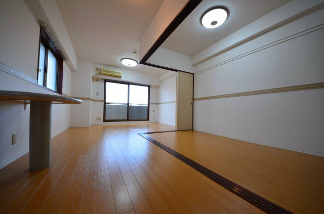 愛知県名古屋市東区泉１丁目 リビング