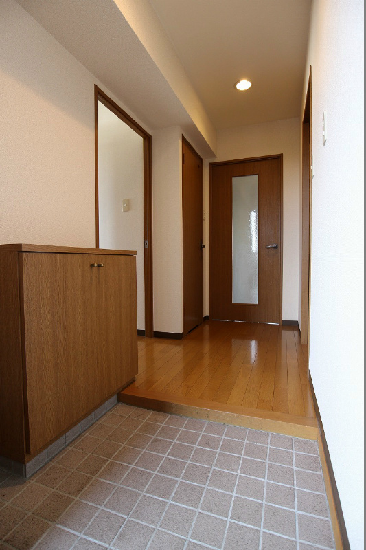 シャイニーヒルズ 玄関