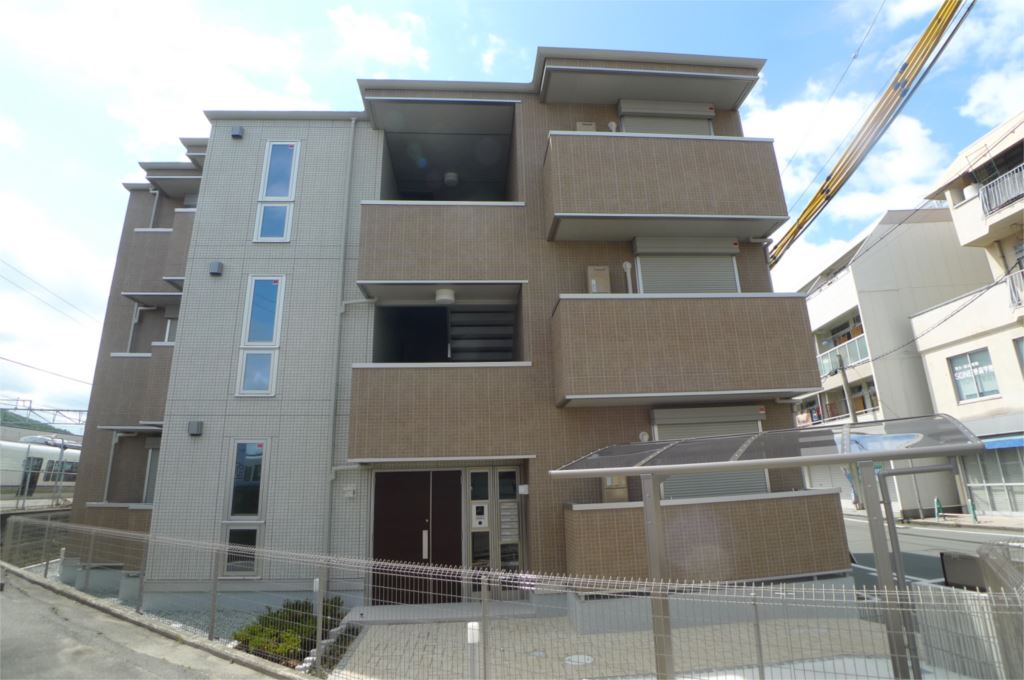 3階建ての鉄骨造です！