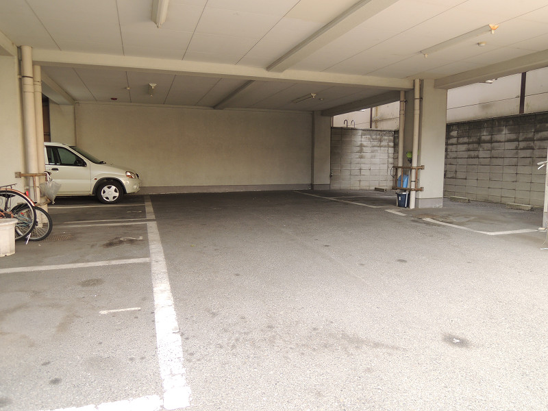 エトワールヴィル-R八尾末広町 駐車場