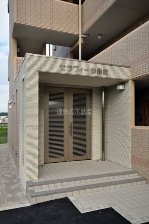 セラヴィー参番館 エントランス