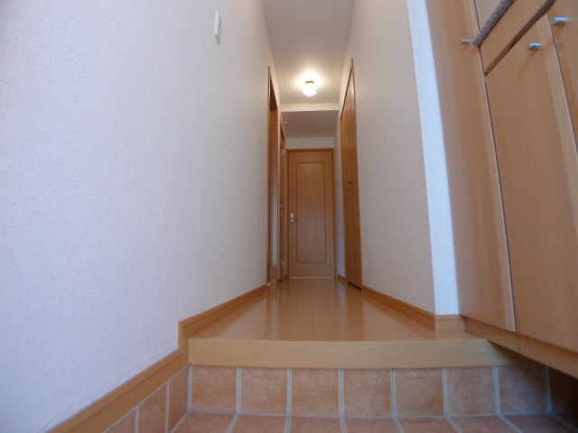 グロワールＢ 玄関