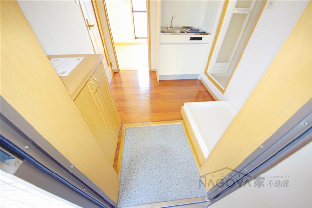 エクスランス月見坂 玄関