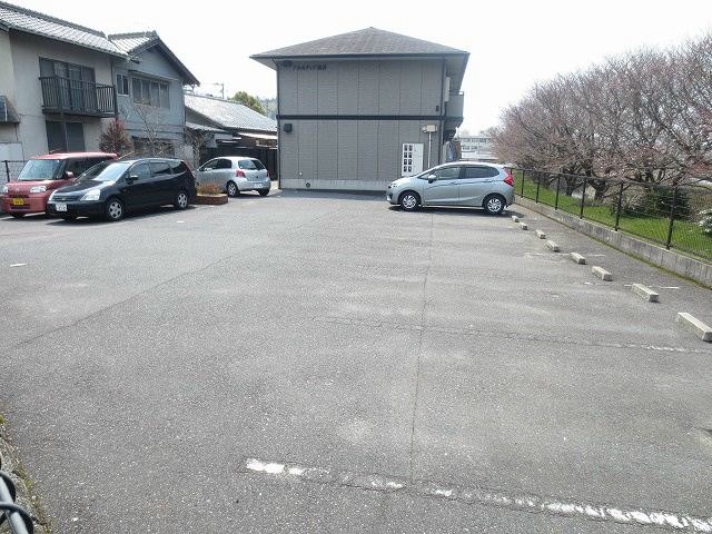 アルカディア高井 駐車場