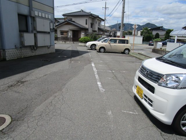 ヴァンカートル 駐車場