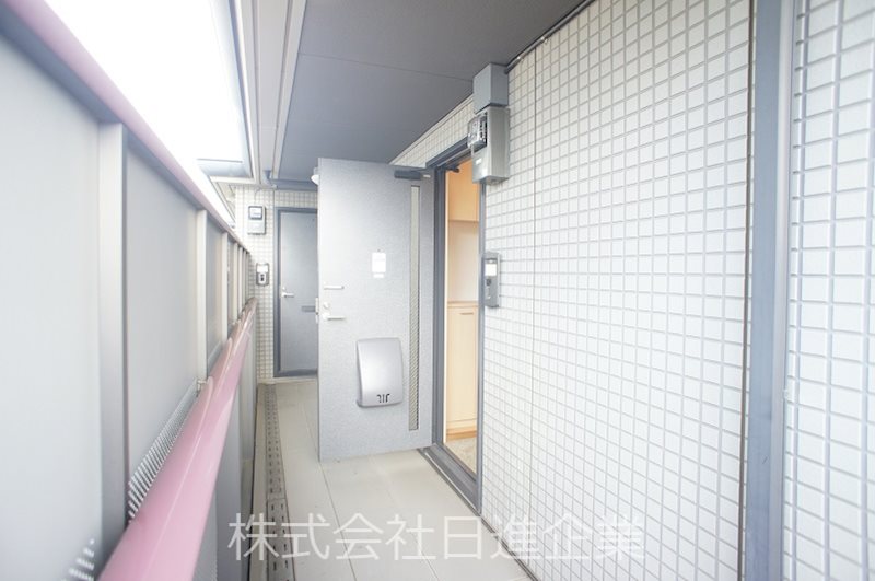 コートビレジB 玄関