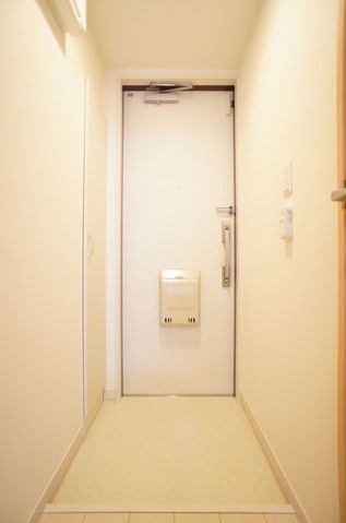 リブリ・アヴェニール新町 玄関