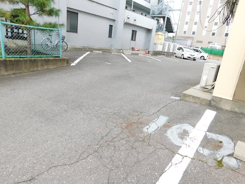 ウェル塩尻 駐車場