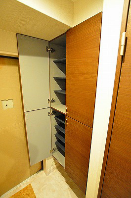 Advance Court Nakai（アドヴァンスコート中井） 玄関