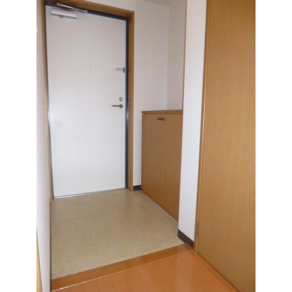 レージュ中根 玄関