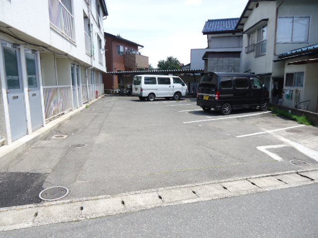 ハイツ山崎 駐車場