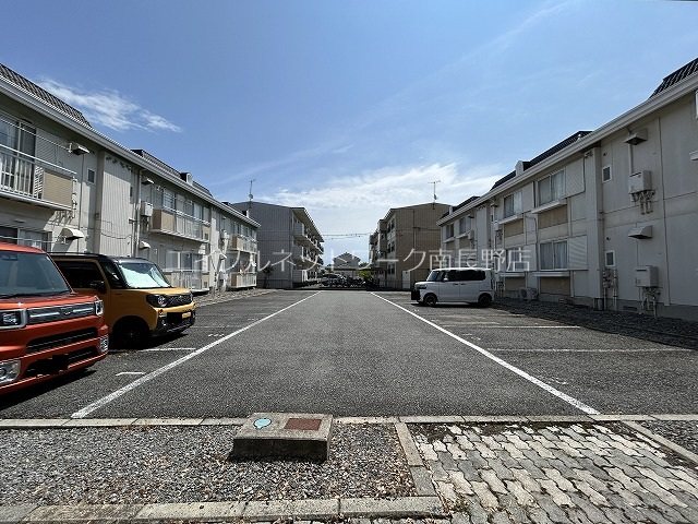 サンビレッジ三本柳Ｂ棟 駐車場