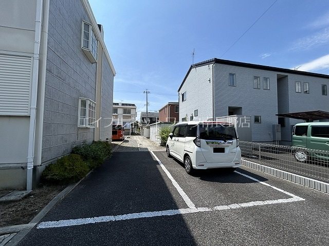 サンビレッジ三本柳Ｂ棟 駐車場