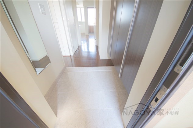 プレサンスロジェ丸の内 玄関