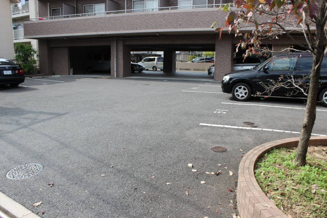 リバーハイツ 駐車場