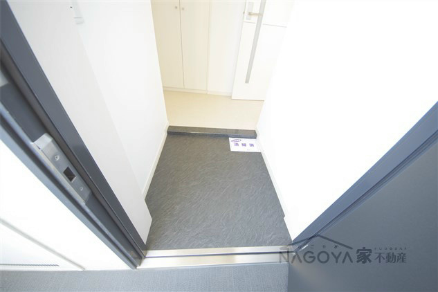 エルミタージュ新栄 玄関