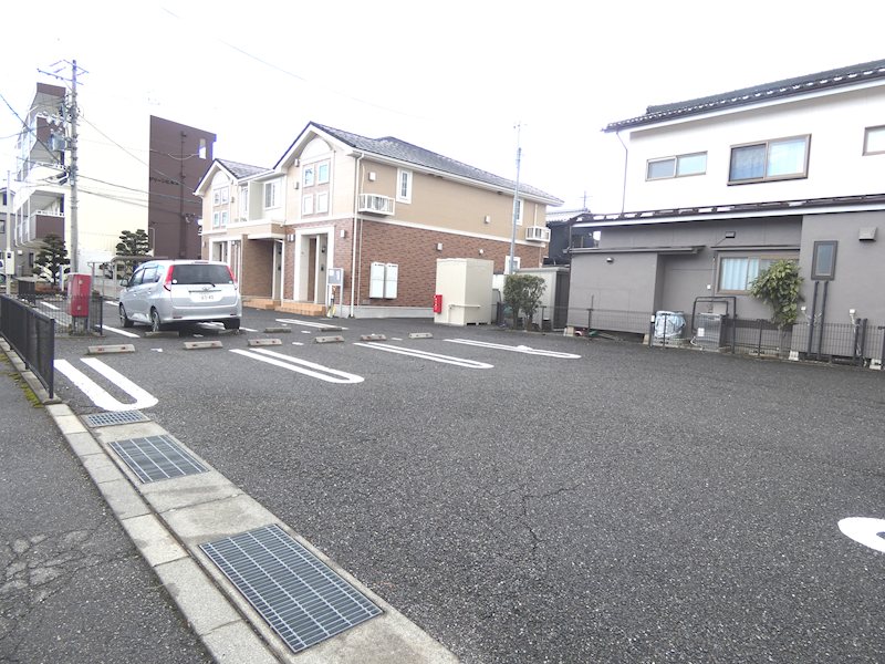 ウララ 駐車場
