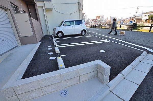 シェーナ下到津 駐車場