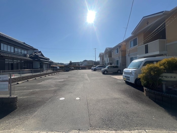 ブランシェＢ 駐車場