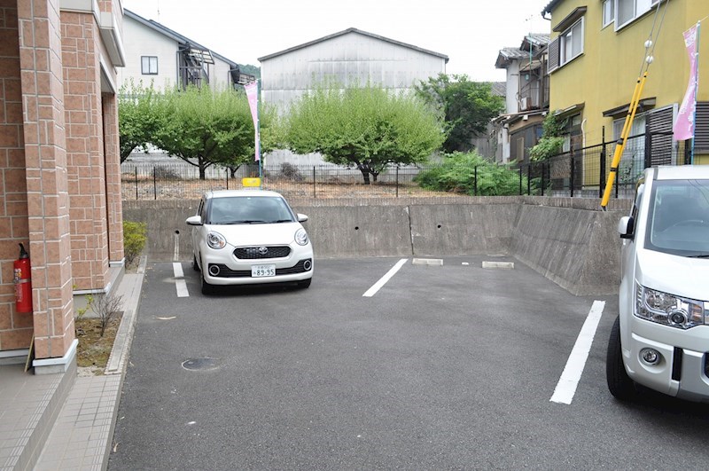 コンフォール菟道 駐車場