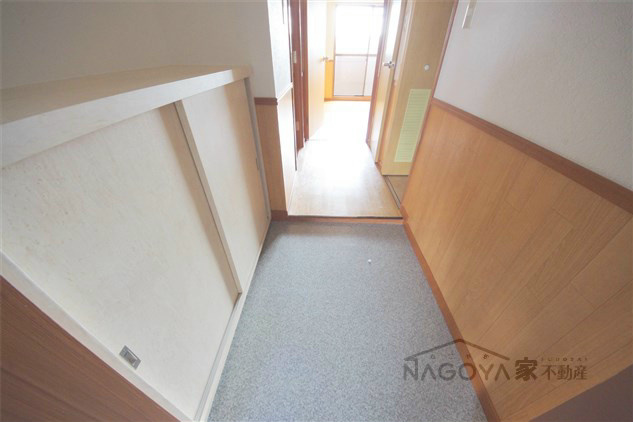 ブラウンハウス 玄関