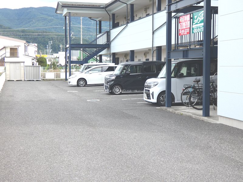 メゾン・ウエスト 駐車場