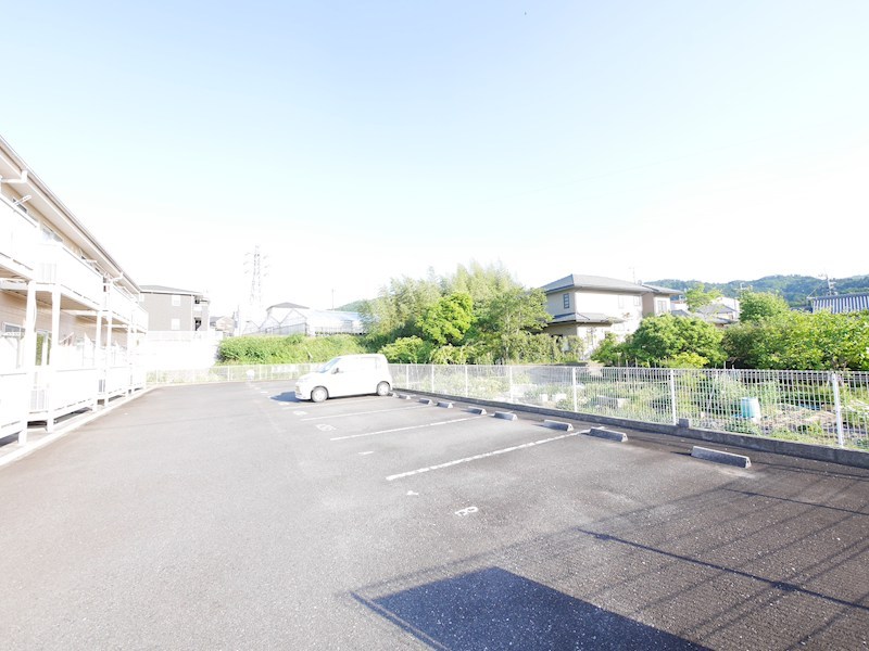 Ｓurplusみくも　A棟 駐車場
