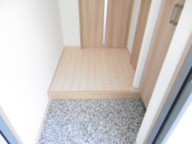イーリス・ネモス 玄関