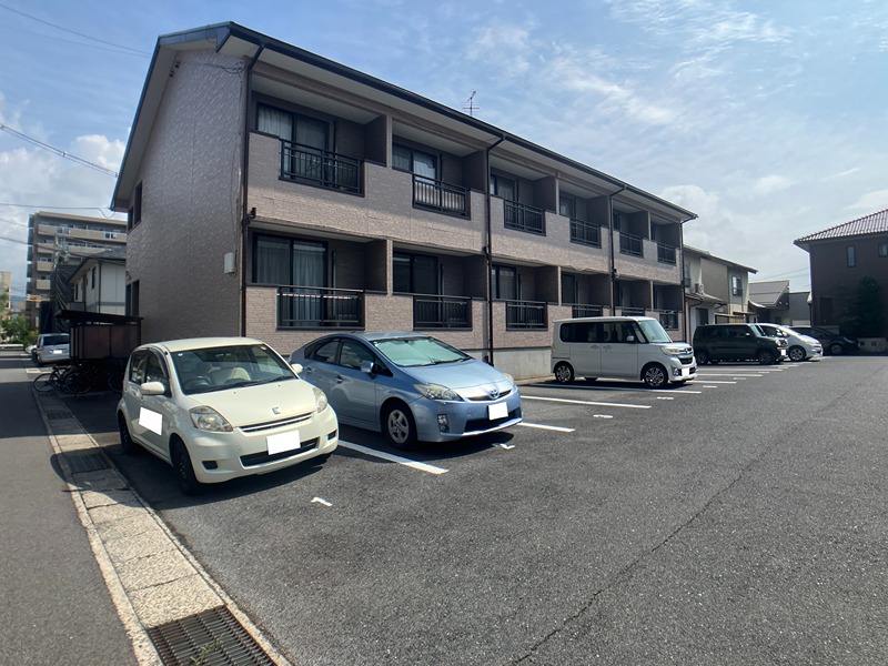 リヴズモネⅠ 駐車場