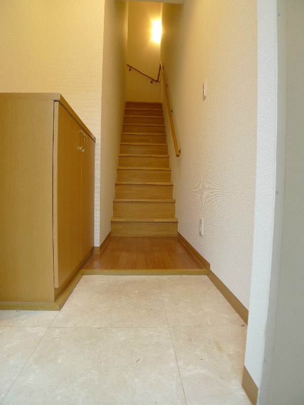 チェリーカーサ２番館 玄関