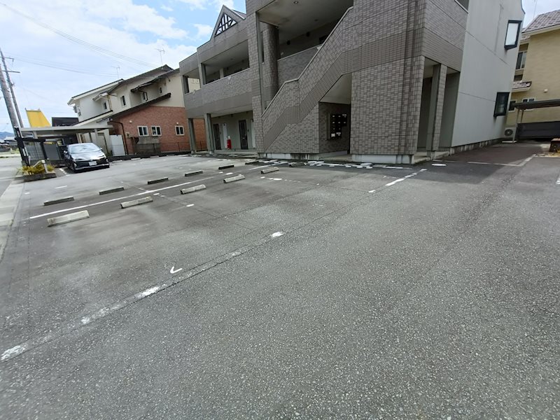 クレスト 駐車場