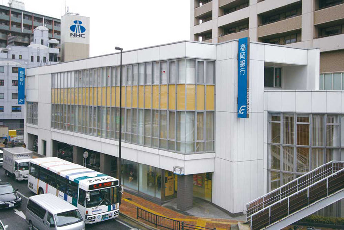 アクシオ三萩野 銀行