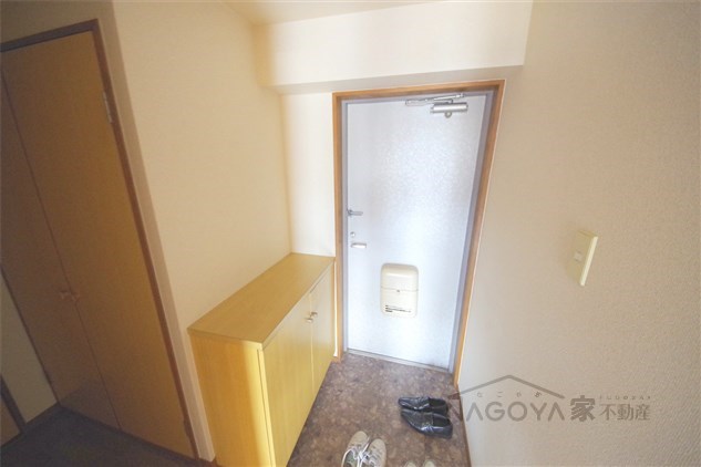 リバーエイト南分 玄関