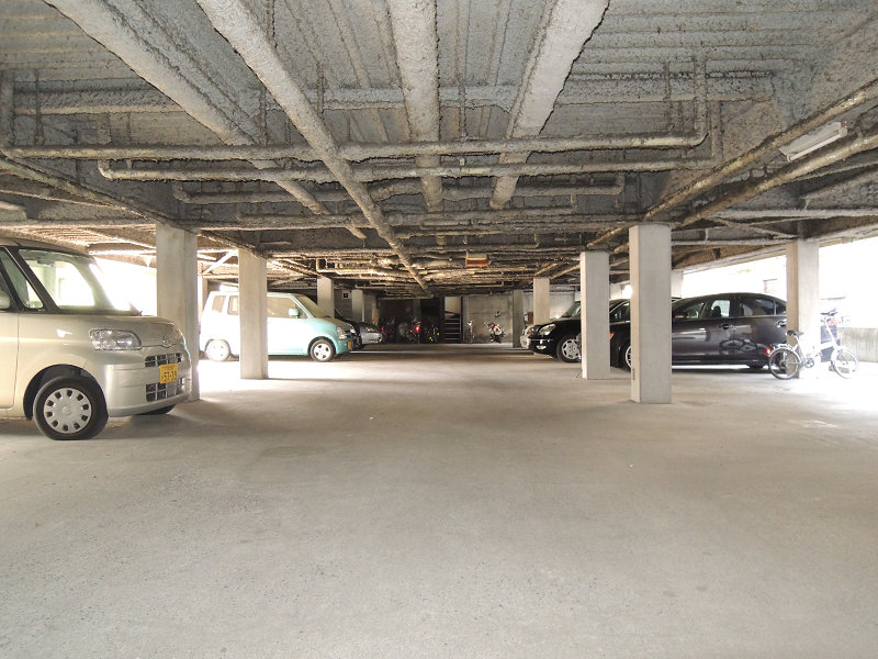 ロイヤル柏原 駐車場