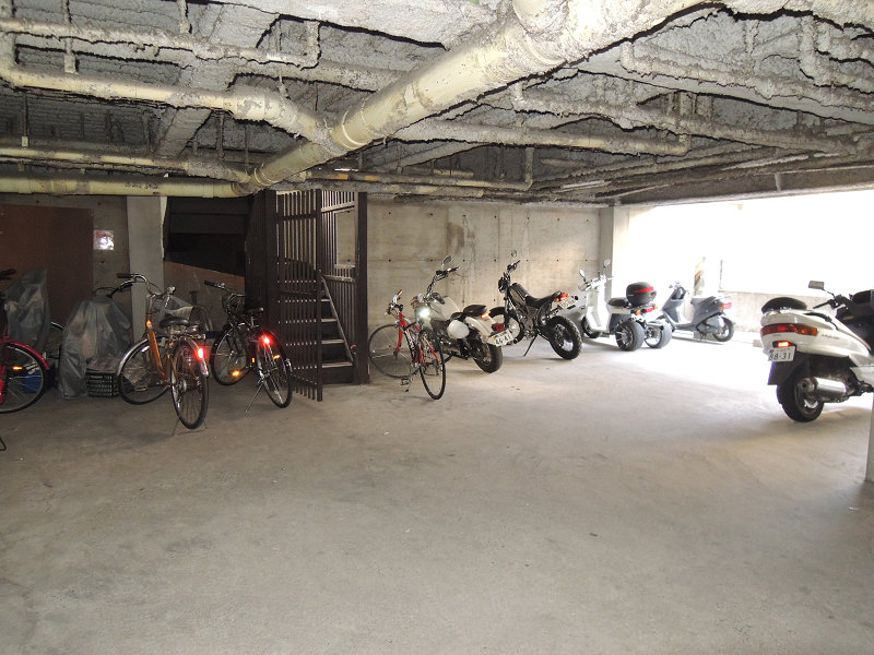ロイヤル柏原 駐車場
