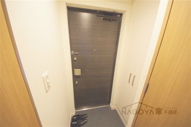 プレサンス栄ライズ 玄関