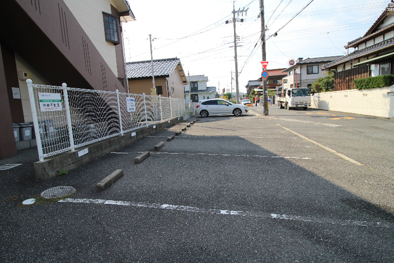 ファミール椿 駐車場