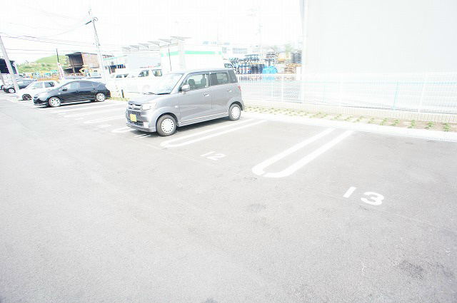 グレイス・シェーネ 駐車場