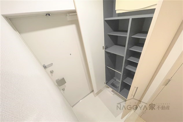 カスタリア栄 玄関