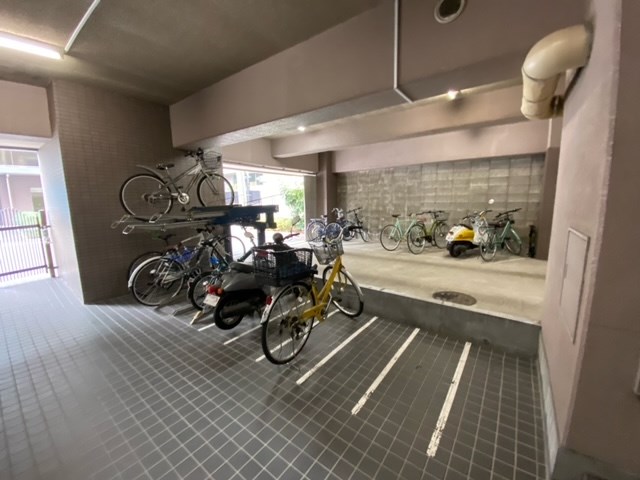 リブロイヤル 駐車場