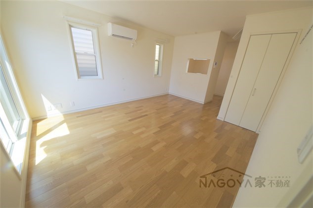 ベルソレイユ春岡 リビング