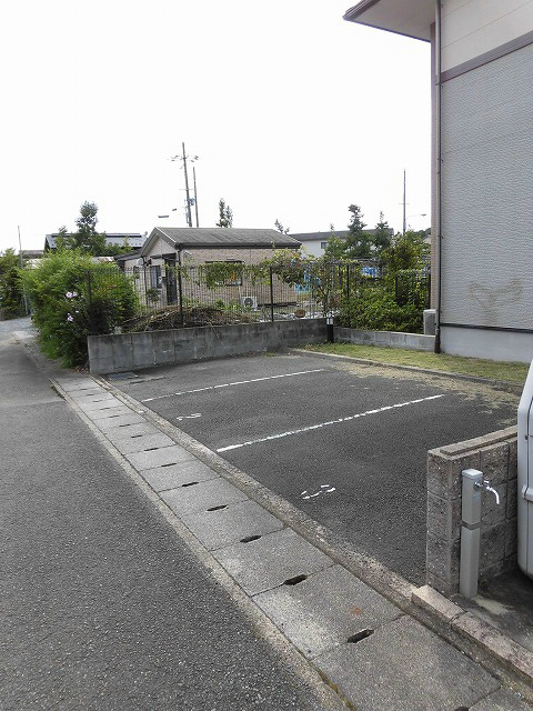 メゾンアジュール 駐車場
