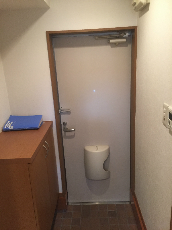 サンカレッジ六会 玄関