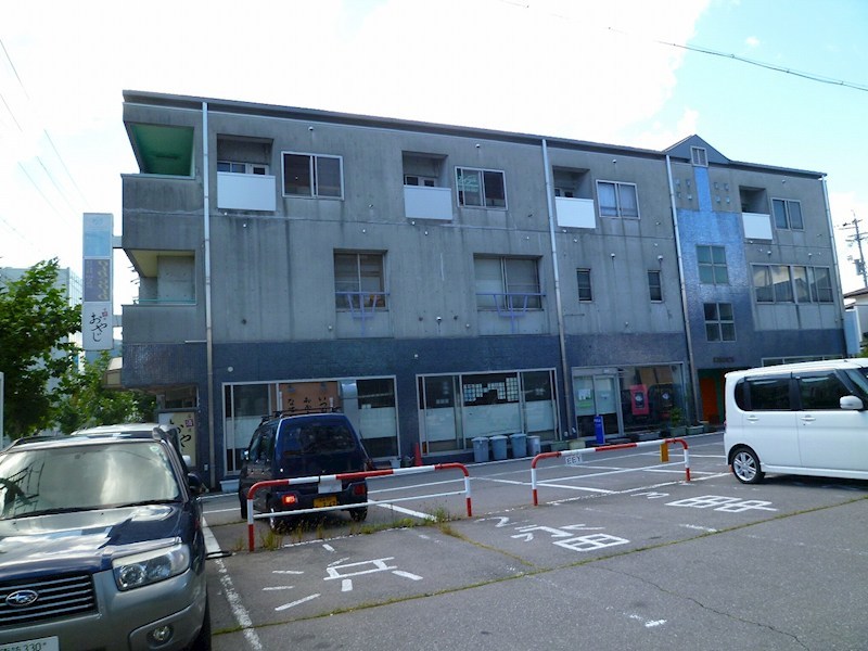 辰野館ビル 駐車場