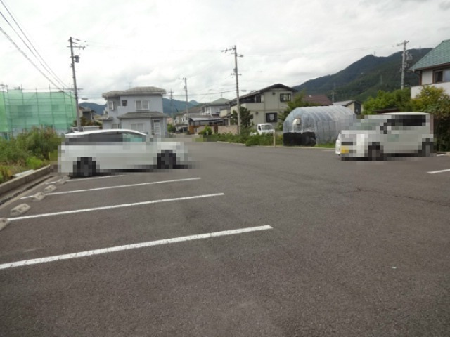 サープラス田島 駐車場