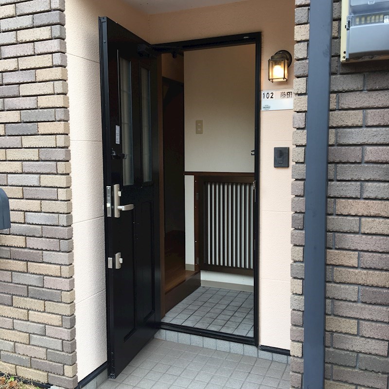 メゾンフロイデ三番館 玄関