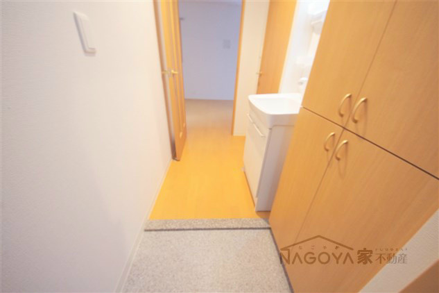 グレイス新栄 玄関