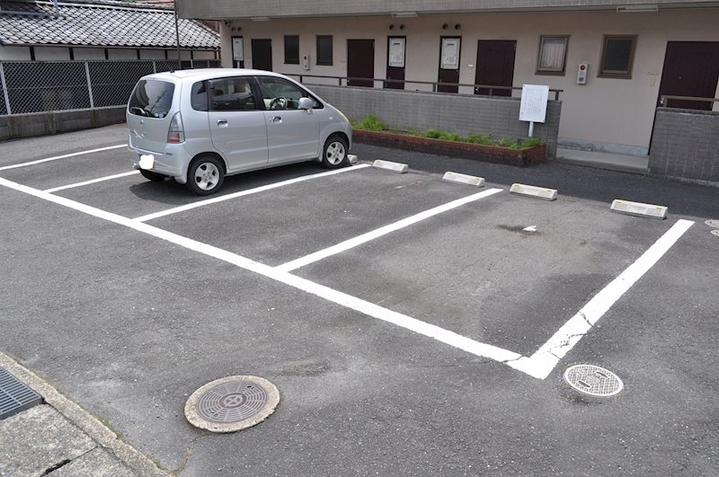 シャルム西川 駐車場