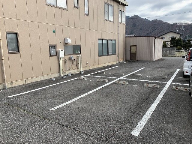 サープラスK＆K 駐車場